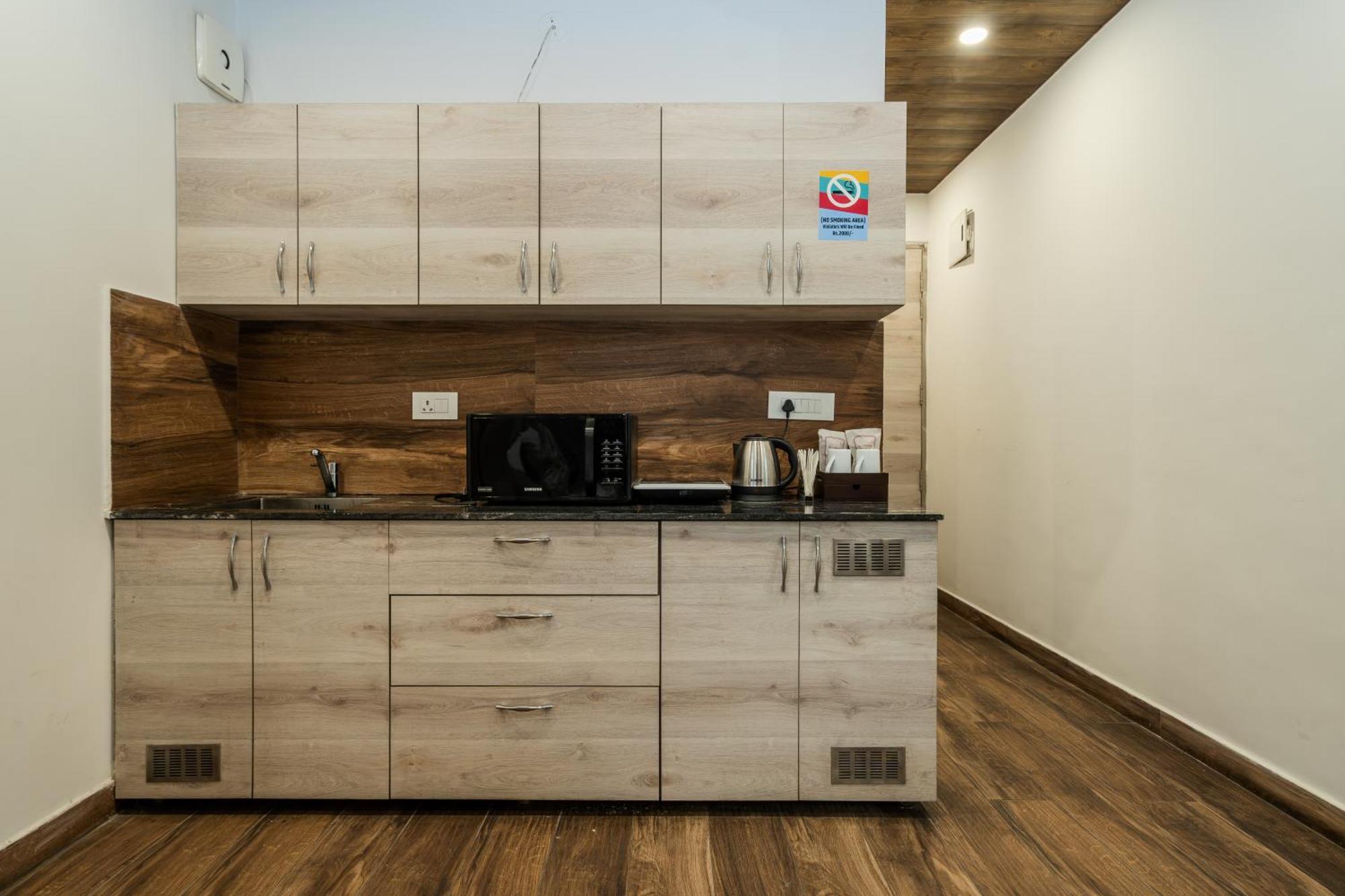 Stay Studio Hotel & Residences 구르가온 외부 사진