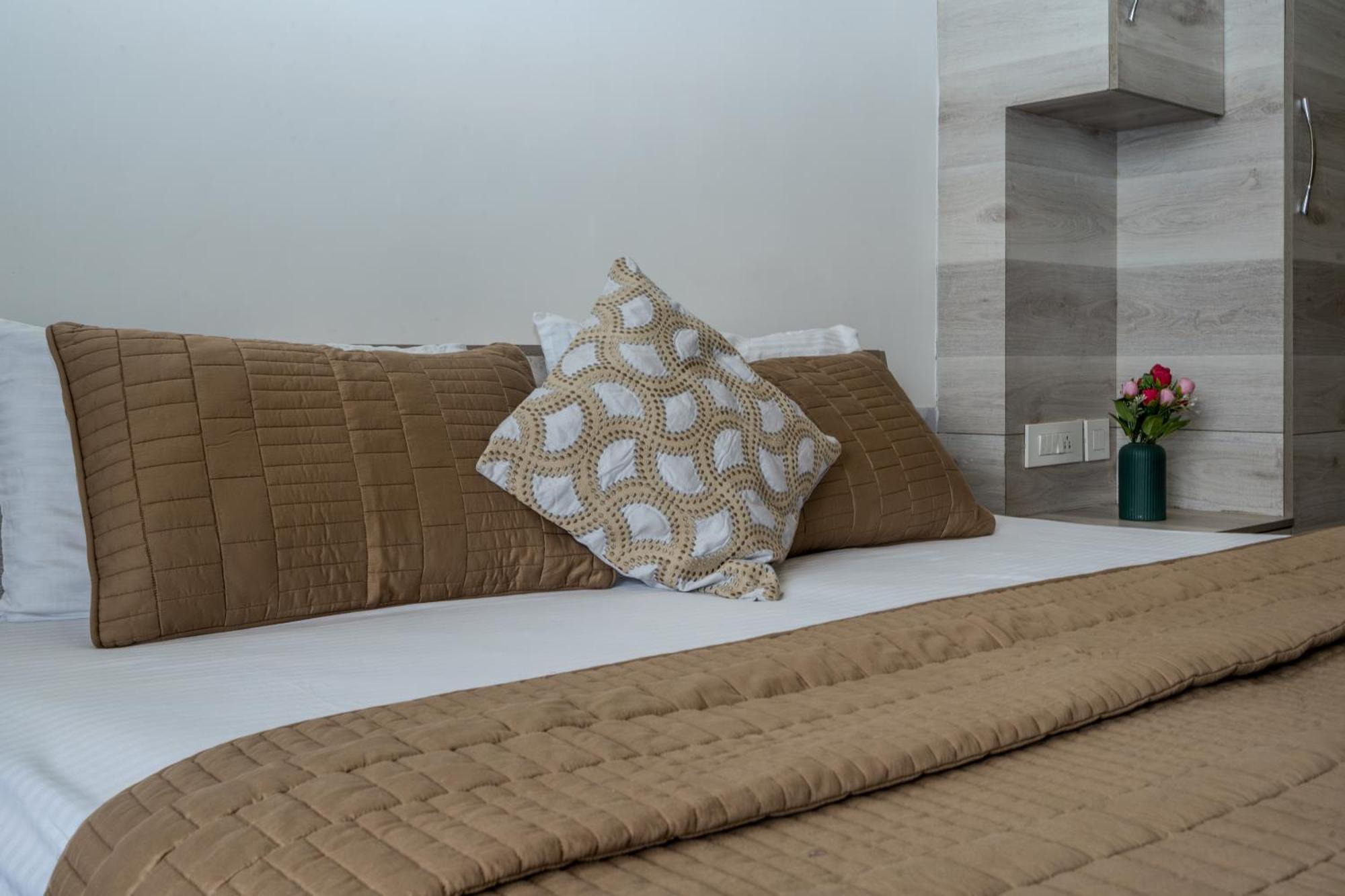 Stay Studio Hotel & Residences 구르가온 외부 사진